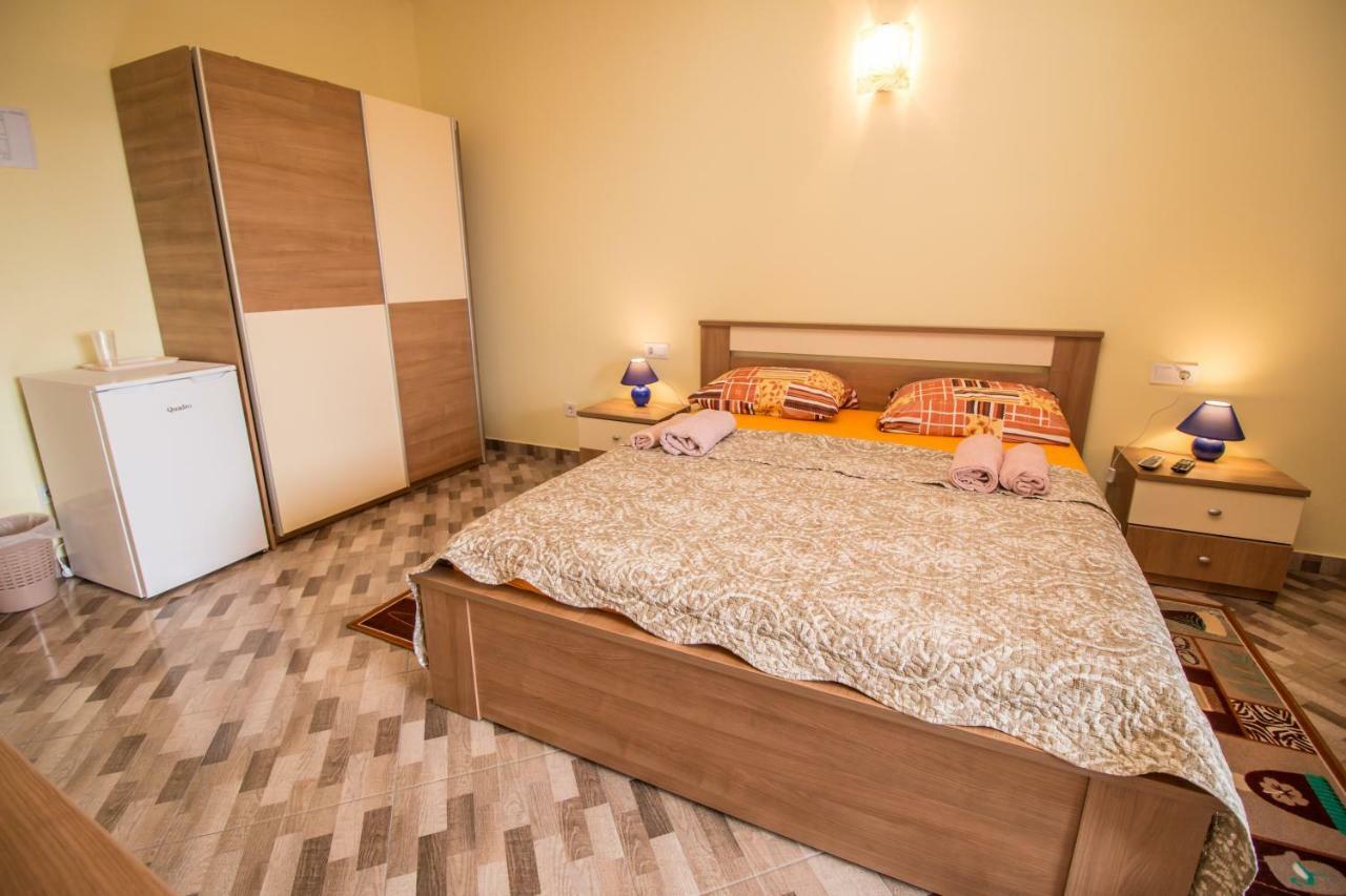 Nice Place Ровин Екстериор снимка