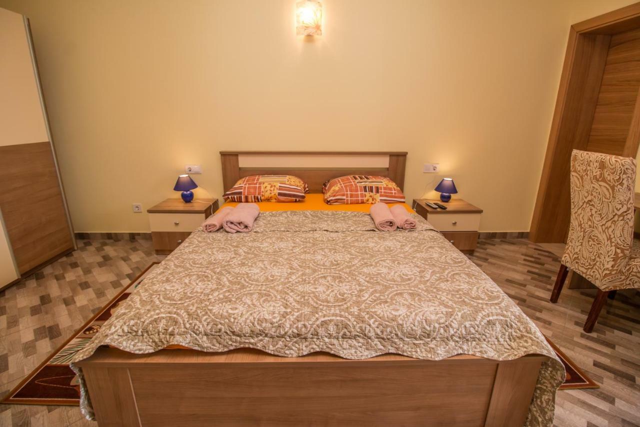 Nice Place Ровин Екстериор снимка