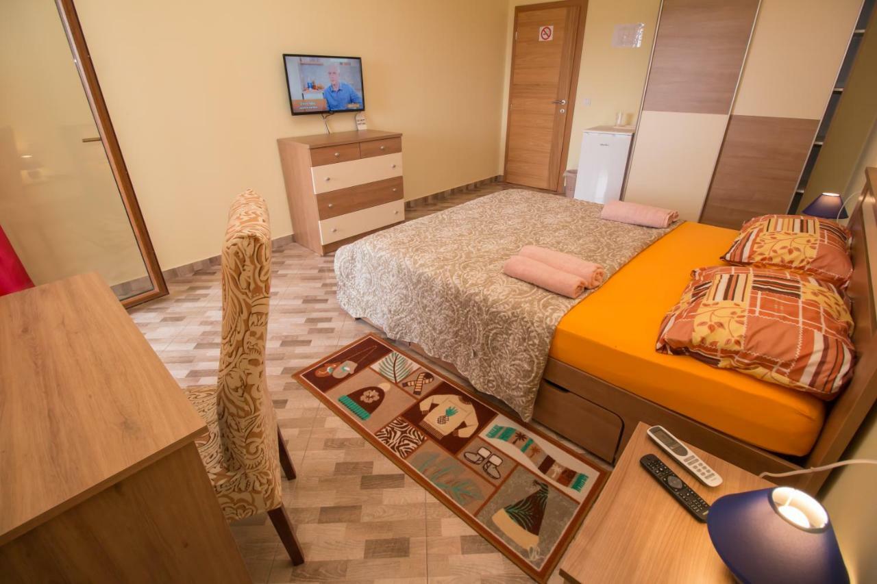 Nice Place Ровин Екстериор снимка