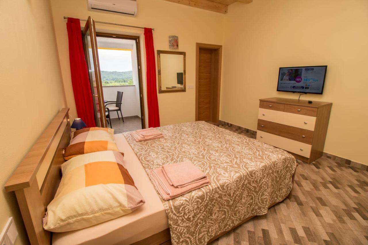 Nice Place Ровин Екстериор снимка
