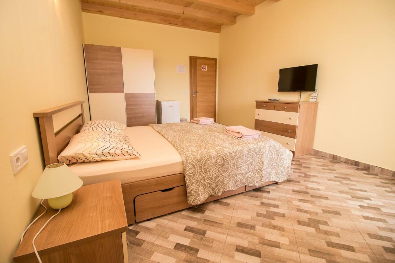 Nice Place Ровин Екстериор снимка