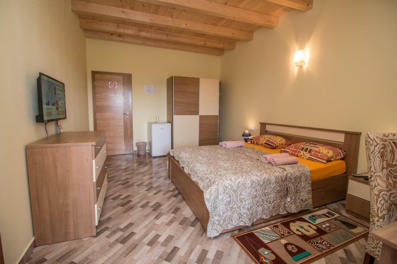 Nice Place Ровин Екстериор снимка