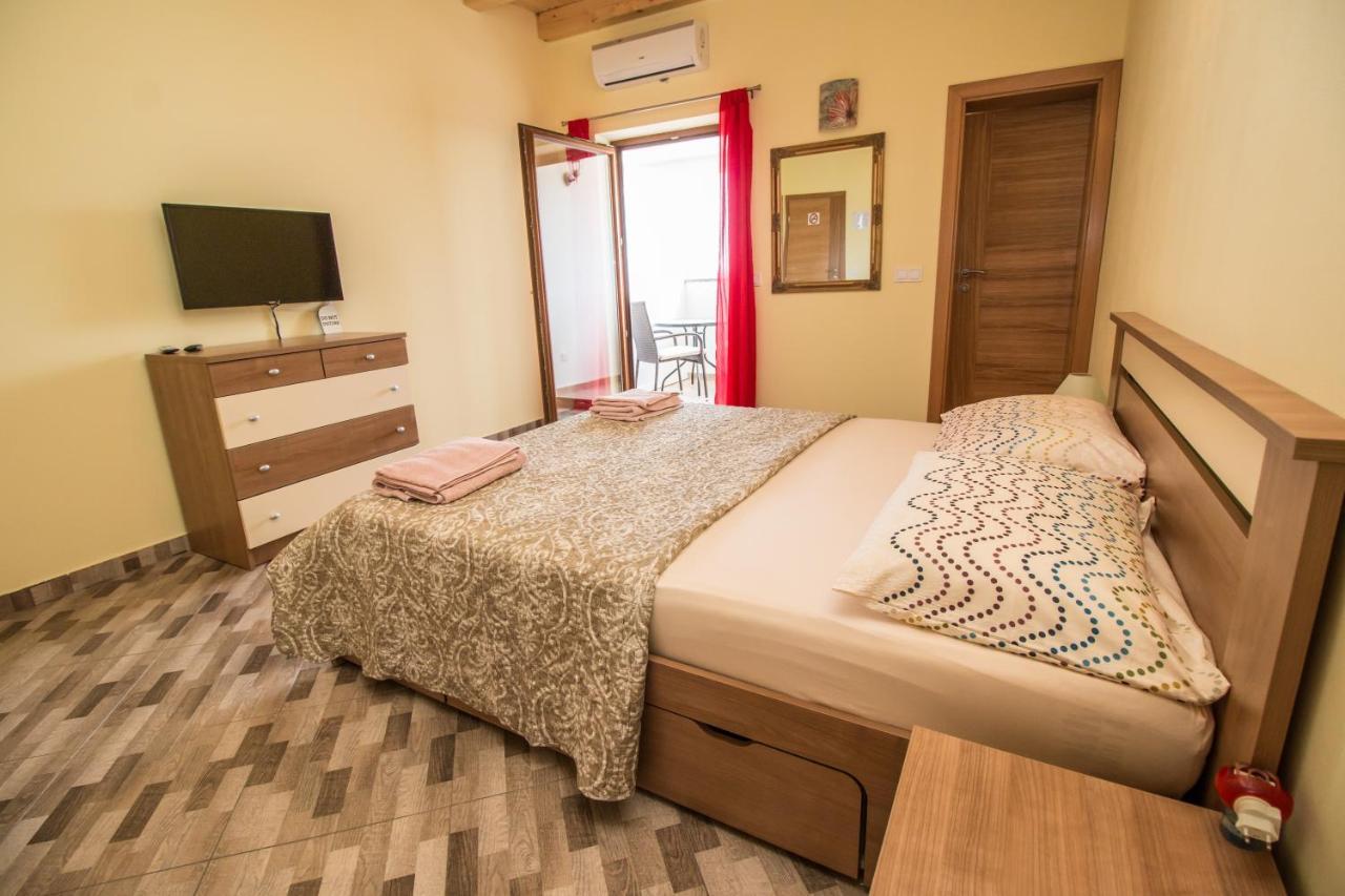 Nice Place Ровин Екстериор снимка